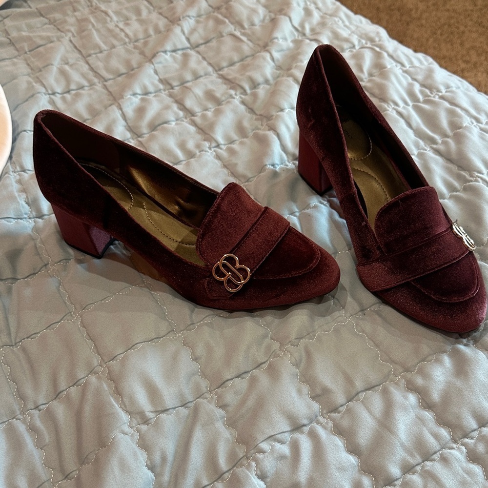 NWOT Bandolino Elegant Burgundy Velvet Loafers size 10M